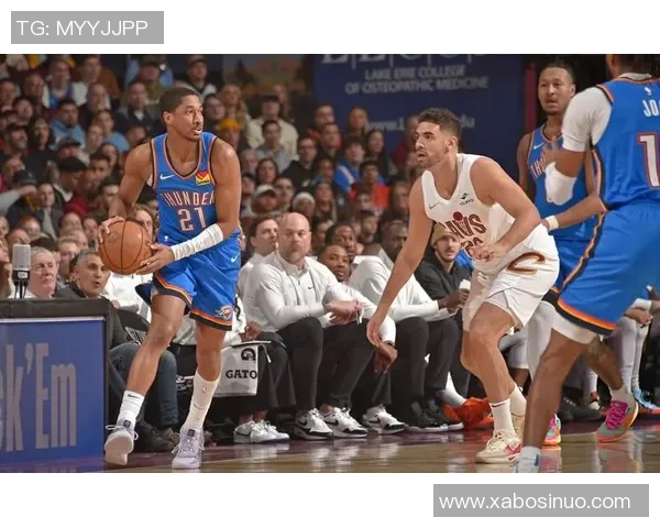 雷霆与凯尔特人激战正酣NBA赛场精彩瞬间回顾与分析